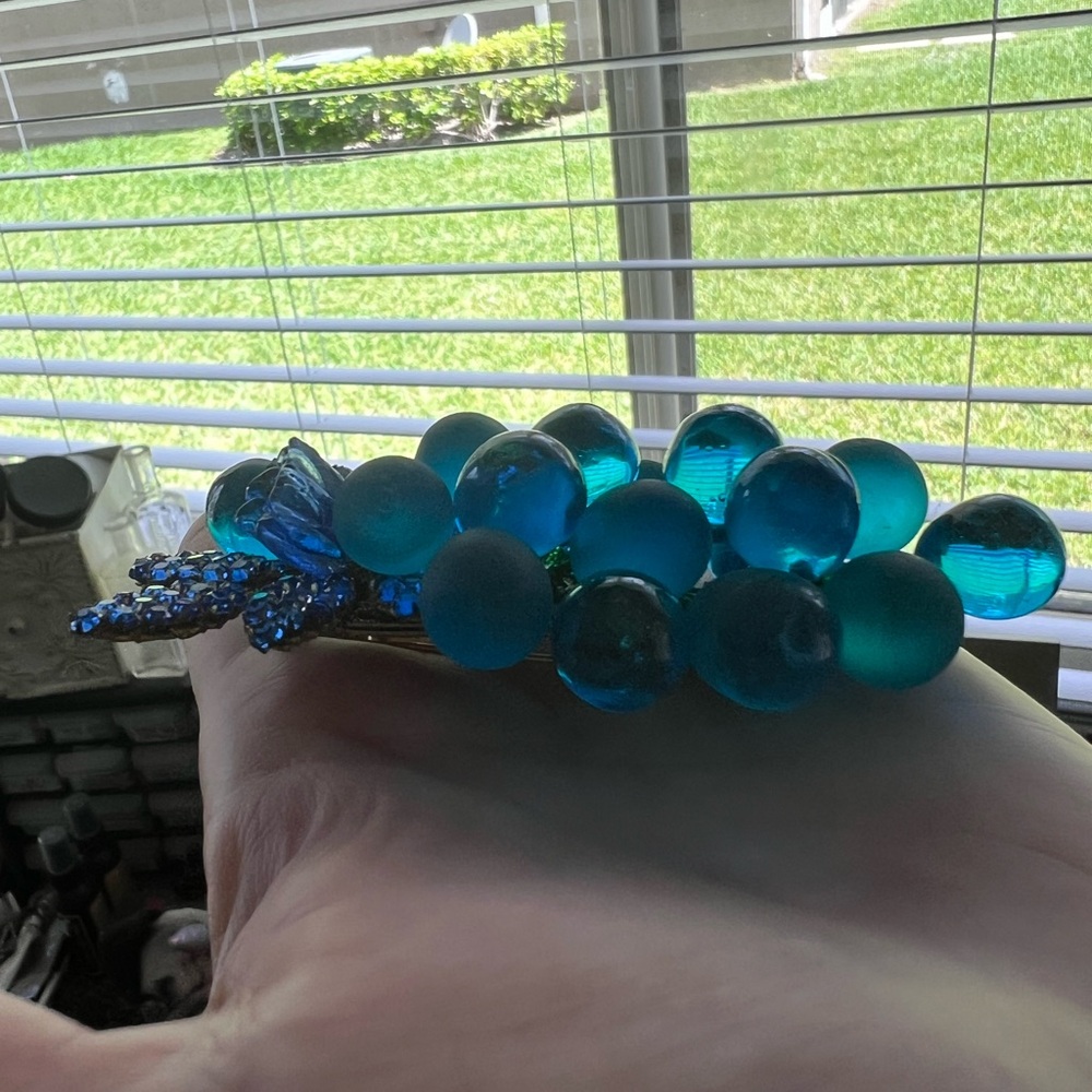 Stanley Hagler Blue Grapes Brooch - Picture 14 of 17